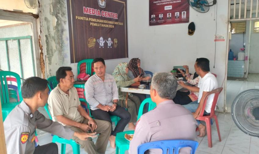 Personel Polsek Talo Sosialisasi Penerimaan Polri Tahun 2024 kepada PPK Kecamatan Talo