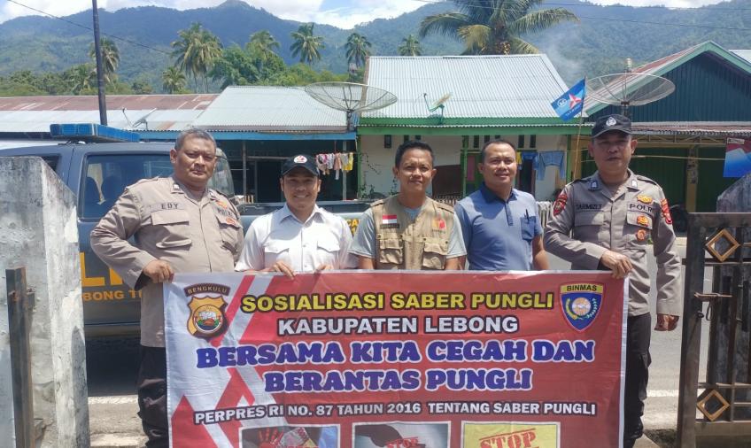 Cegah Pungli, Personel Polsek Lebong Tengah Sosialisasi Saber Pungli di Bawaslu Lebong