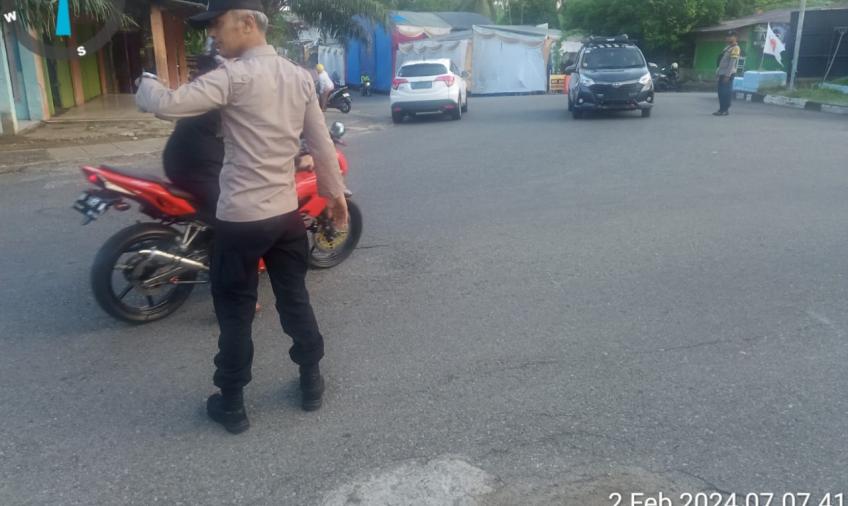 Pelayan Prima Polsek Kota Manna Polres BS Dijalan Raya Dalam Pengaturan Lalu Lintas Pagi