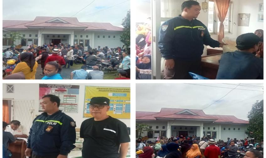 Bhabinkamtibmas Kelurahan Sumur Dewa Monitoring Kegiatan Pembagian Beras kepada Warga 