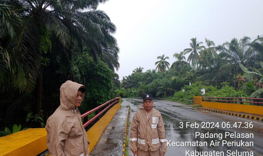 Cek Debit Sungai, Personel Polsek Sukaraja Sampaikan Imbauan Wasapada Banjir Kepada Warga 