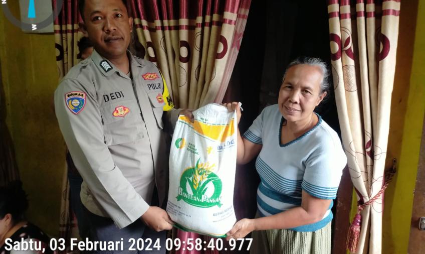 Bhabinkamtibmas Polsek Lebong Utara Hadiri Penyaluran Bantuan Pangan di Desa Sukau Mergo