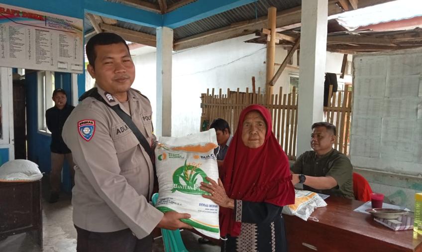 Hadiri Penyaluran Bantuan Pangan, Bhabinkamtibmas Polsek Lebong Utara Sampaikan Imbauan Kamtibmas