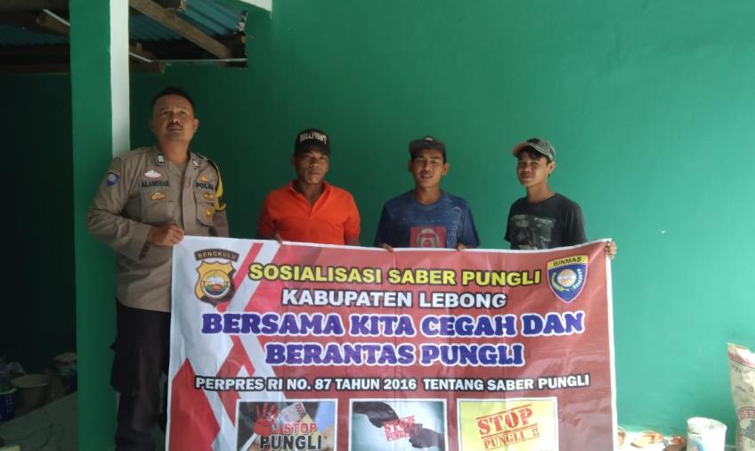 Personel Polsek Lebong Tengah Sosialisasi Saber Pungli di Desa Ujung Tanjung I