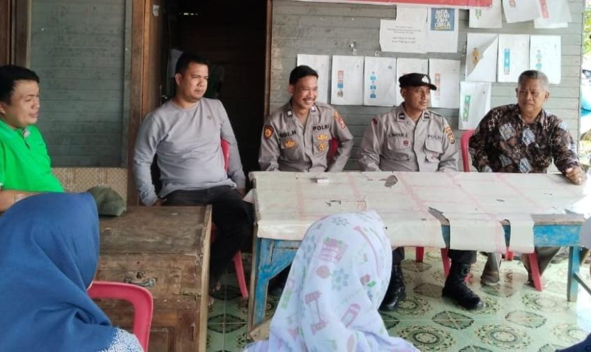 Personel Polsek Talo Melaksanakan Sosialisasi Penerimaan Polri Tahun 2024 di Kantor Panwascam 