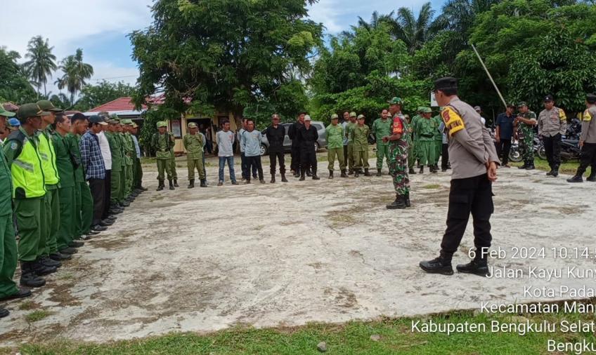 Kapolsek dan Bhabinkamtibmas Polsek Manna Hadiri Kegiatan Pelatihan Peningkatan Kapasitas Linmas Desa Binaan 