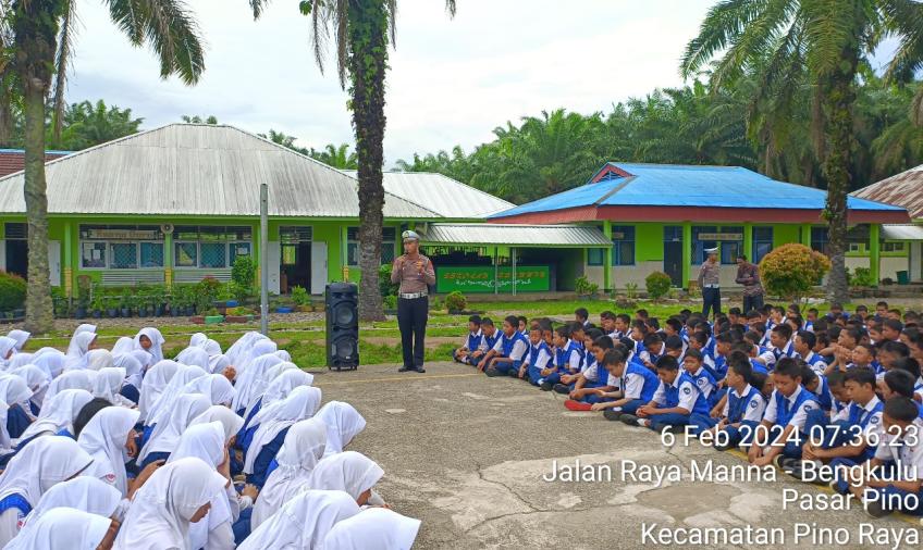 Berikan Sosialisasi di SMPN 05 BS, Kanit Turjawali Sat Lantas Polres BS Sampaikan Aturan BerLalu Lintas 