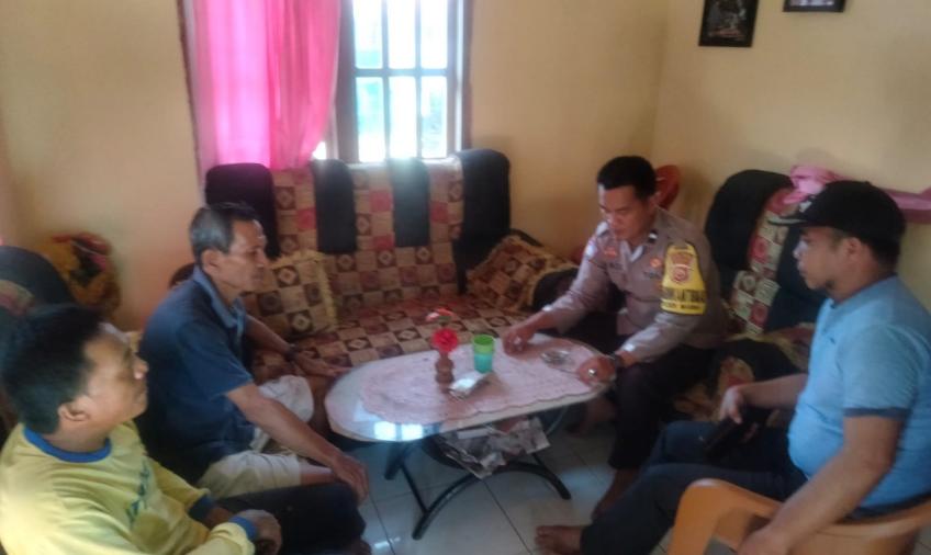 Sambangi Warga Binaanya di Desa Tumbuk Tambangan, Bhabinkamtibmas Polsek Manna Sampaikan Imbauan Kamtibmas 