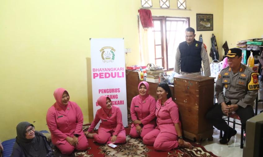 Anjangsana ke Rumah Anggota, Kapolres  Berikan Bantuan Sembako dan Uang Tunai