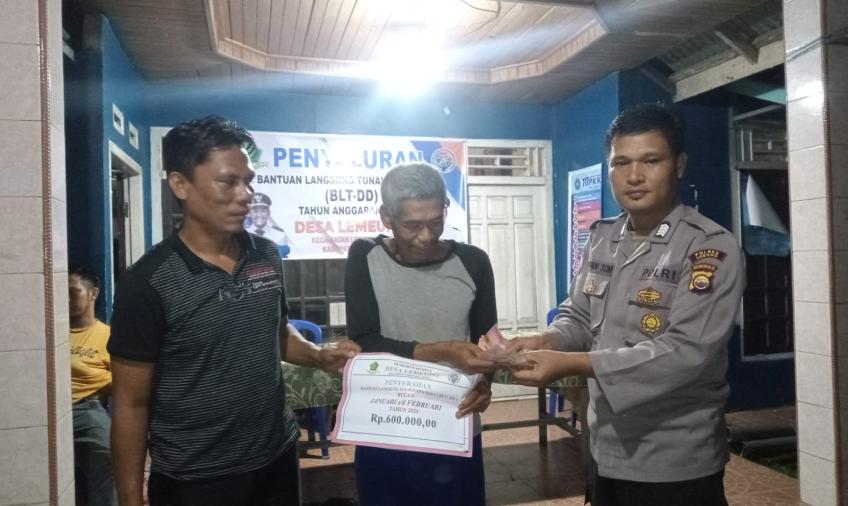 Bhabinkamtibmas Polsek Lebong Tengah Hadiri Pembagian BLT DD di Desa Limau Pit