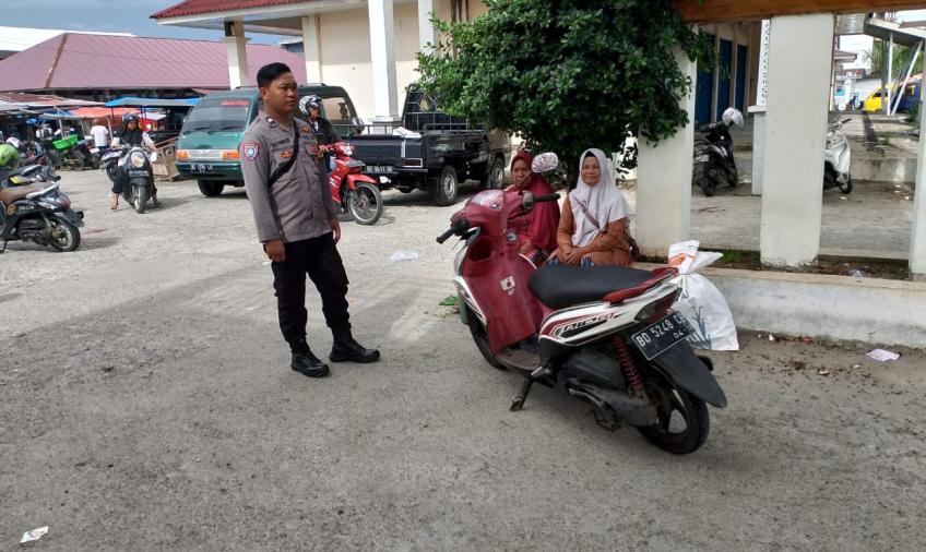 Bhabinkamtibmas  Sampaikan AImbauan Polsek Kota Manna di Pasar Kutau