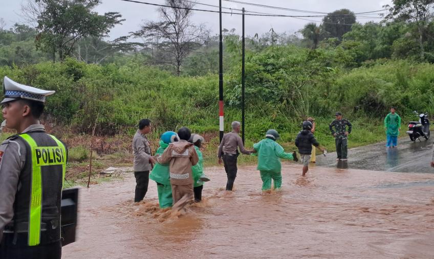 Personel Polres Lebong Atur Lalu Lintas Terdampak Banjir 