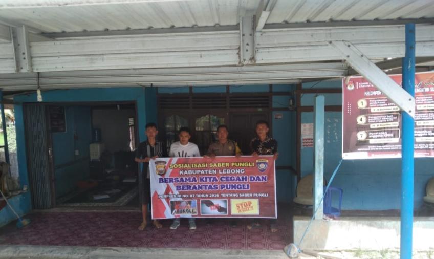 Lebong - Dalam rangka mencegah tindakan pungutan liar (Pungli), personel Polsek Lebong Tengah, Polres Lebong Polda Bengkulu, melaksanakan sosialisasi Saber Pungli di Desa Suka Bumi, Kecamatan Lebong Sakti Kabupaten Lebong, Sabtu (10/2/2024).  Adapun, personel  yang melaksanakan sosialisasi Saber Pungli adalah Bripka Iwan Saktiawan dan Bripka Abdul Alamsyah.  Kapolres Lebong Polda Bengkulu AKBP Awilzan melalui Kapolsek Lebong Tengah Iptu Tulus Wibowo menyampaikan, dengan adanya sosialisasi Saber Pungli, masy