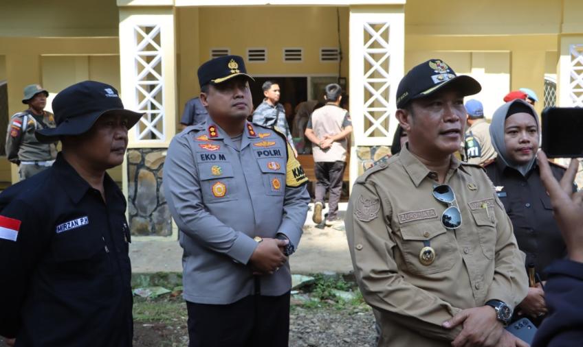 Kapolres Kepahiang Terjunkan Personel Untuk Mengawal Kegiatan Penertiban Alat Peraga Kampanye 