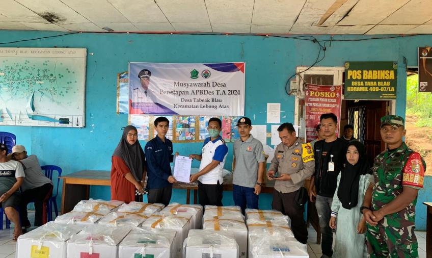 Polisi Monitoring dan Pengamanan Distribusi Logistik Pemilu di Kecamatan Lebong Atas