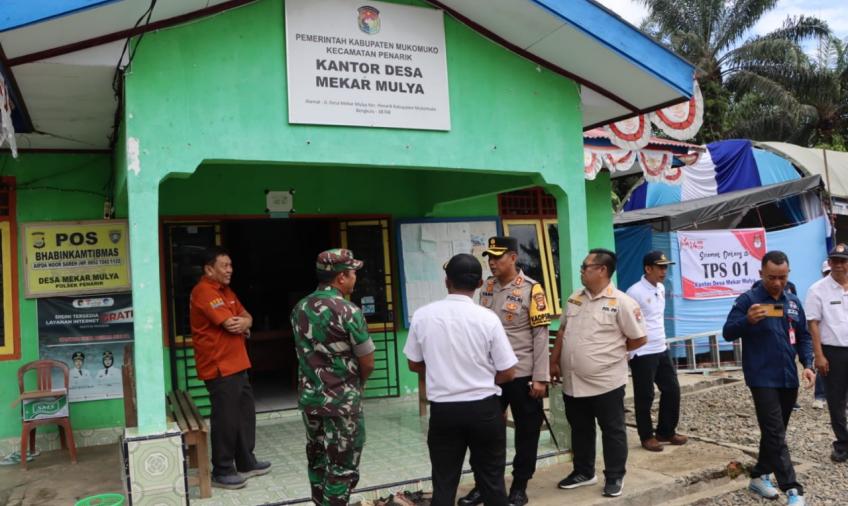 Pastikan Situasi Berjalan Aman dan Kondusif, Kapolres Mukomuko Tinjau Beberpa TPS 