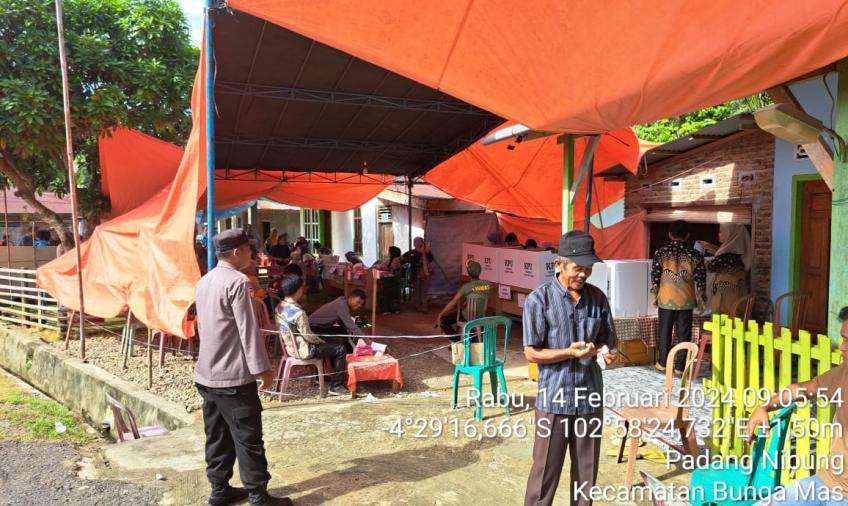 Padal Pam Kecamatan Bungamas Cek TPS Untuk Pastikan Pencoblosan Aman   