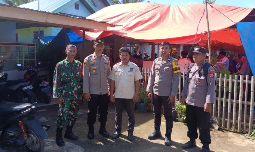Pamatwil dan Kapolsek Manna Cek TPS, Pantau Pelaksanaan Pencoblosan     