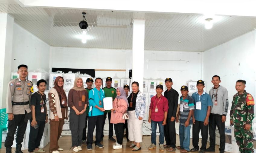 Personel Polsek Kaur Selatan Laksanakan Pengawalan dan Pengamanan Logistik Pemilu Menuju Sekertariat PPK