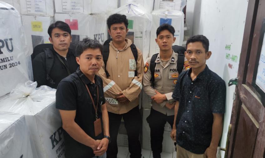 Pastikan Keamanan, Personel Polsek Nasal Laksanakan Pengawalan dan Pengamanan Logistik Pemilu Menuju Sekertariat PPK