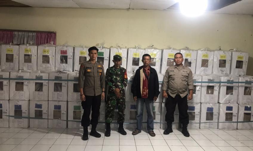 Patikan Logistik Aman, Kapolsek Kaur Tengah Bersama Personel Lakukan Pengamanan di Kanntor PPK 
