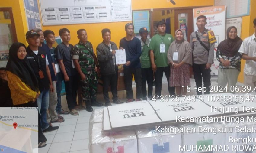 Bengkulu Selatan - Personel Polri Polres Bengkulu Selatan Polda Bengkulu, mengerahkan kekuatan penuh sebanyak 210 orang personilnya untuk menyukseskan Pemilu serentak 2024.  Pada proses distribusi logistik menjelang dan sesudah pemungutan suara, seluruh personel Polri terlihat begitu bersemangat mengawal ketat distribusikan logistik dan para penyelenggara Pemilu.  Personel Polri Polres dan Polsek Jajaran mengawal distribusi logistik dari titik awal hingga akhir. Hal itu dilakukan untuk memastikan logistik d