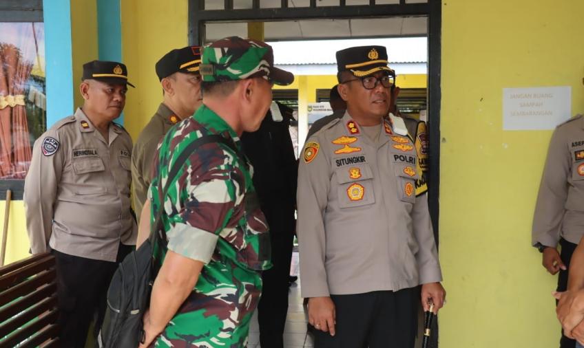 Bengkulu Selatan - Memastikan kamtibmas kondusif pada tahapan pemilu 2024, Kapolres BS AKBP Florentus Situngkir S.I.K., bersama beberapa Pejabat Utama Polres Bengkulu Selatan melakukan peninjauan PPK diwilayah Kabupaten Bengkulu Selatan, Kamis (15/02/2024).  Kegiatan tersebut dilaksanakan usai melaksanakan Apel Pagi di Mapolres Bengkulu Selatan. Lokasi yang menjadi sasaran peninjauan AKBP Florentus Situngkir S.I.K., yakni di PPK Kota Manna, PPK Pasar Manna, PPK Pinoraya dan PPK Manna serta PPK Bungamas.  Ka