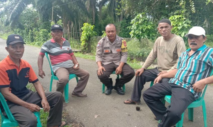Bhabinkamtibmas Polsek Kota Manna Sambangi Masyarakat, Jaga Keamanan Bersama Usai Pencoblosan Pemilu  