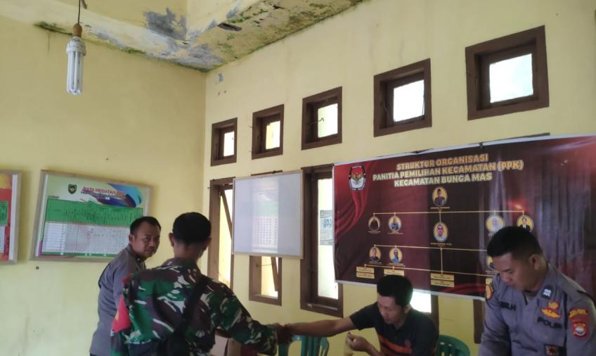 Pleno Tingkat PPK Bungamas, Dikawal Ketat oleh Polisi   