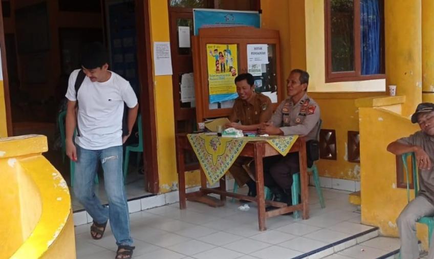 Berikan Pengamanan, Polisi Jaga Pleno Rekapitulasi Penghitungan Suara di PPK Bungamas 