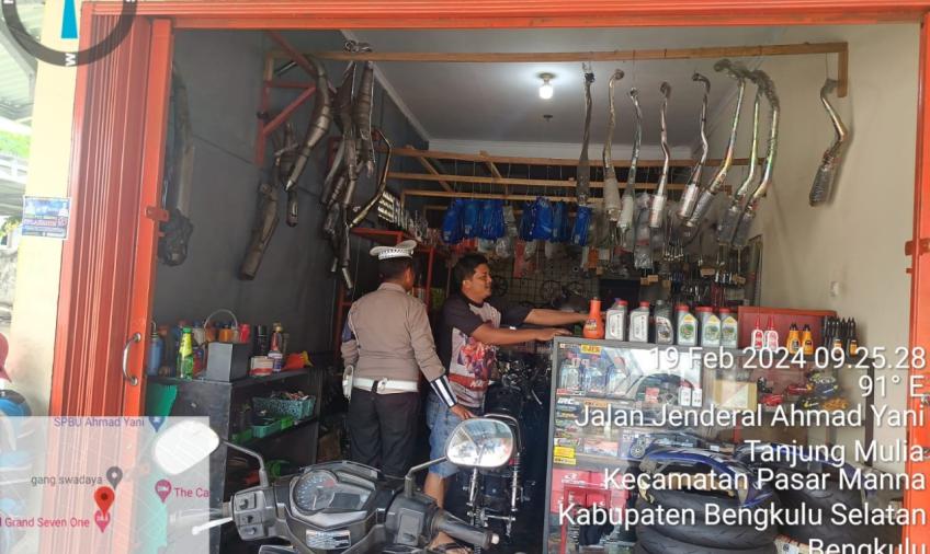 Imbau Tak Jual Knalpot Brong, Satlantas Polres Bengkulu Selatan Kunjungi Toko Aksesoris Kendaraan Bermotor 
