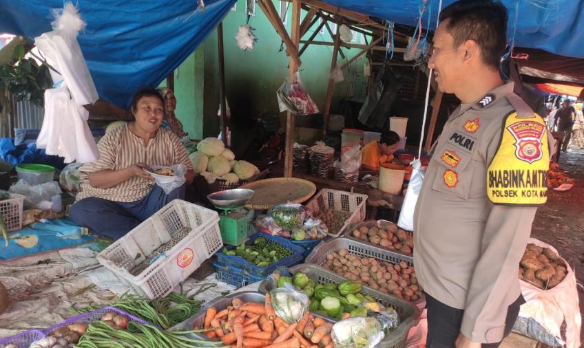 Bhabinkamtibmas Polsek Kota Manna Samapaikan Imbauan di Pasar Kutau 