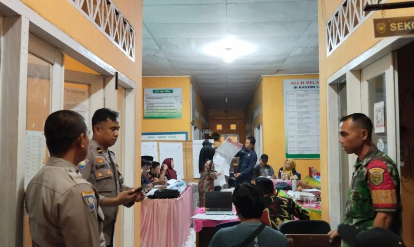 Pamatwil dan Kapolsek Pino Pantau Rekapitulasi Penghitungan Suara di PPK Ulu Manna     