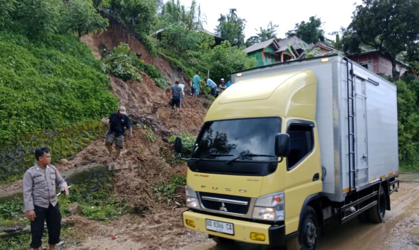 Tanah Longsor di Lebong Timpa Rumah Warga dan Timbun Badan Jalan