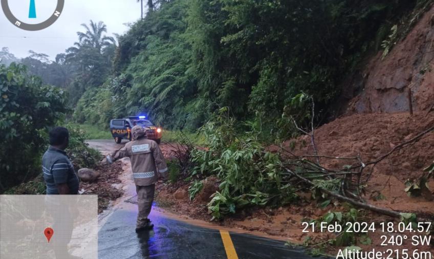 Jalan Ulu Manna Tertimbun Longsor, Akses Manna - Pagar Alam Lumpuh Total, Personel Polsek Lakukan Pengamanan