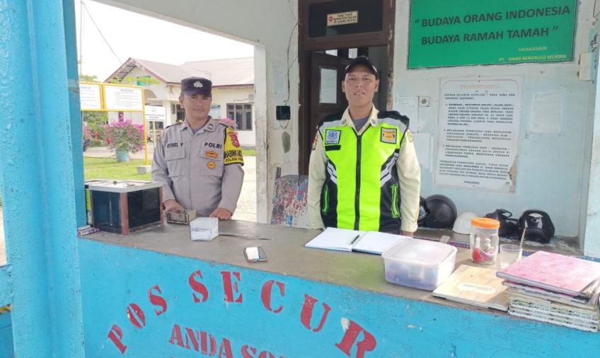 Bhabinkamtibmas Sambangi Security PT SBS Nanjungan Sampaikan Imbauan Kamtibmas