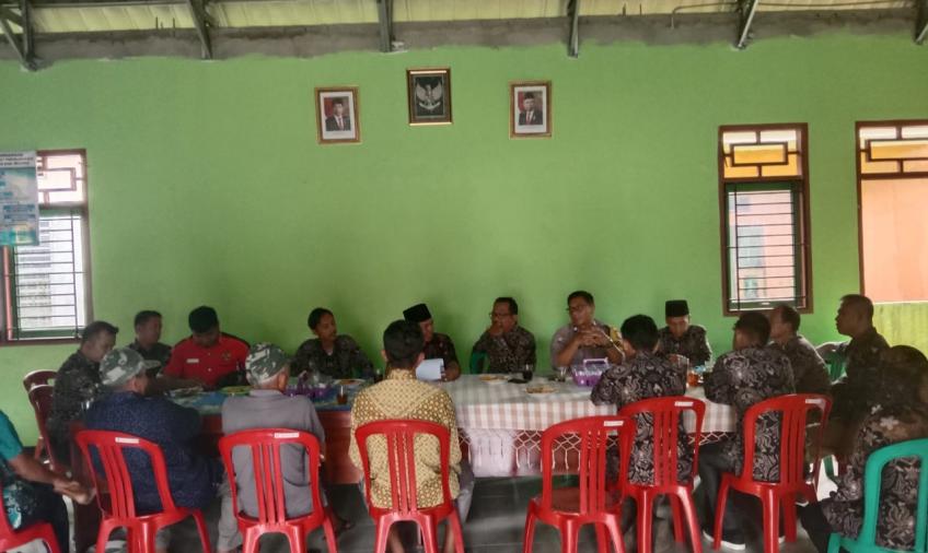 Bhabinkamtibmas Polsek Sukaraja Hadiri Giat Musyawarah di Desa Bukit Peninjau II 