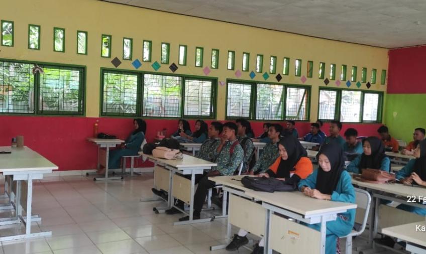 Bhabinkamtibmas Polsek Talo Sampaikan Sosialisasi di SMK 2 Seluma  