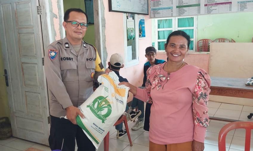 Kuatkan Tali Silaturahmi Bhabinkamtibmas Polsek Pino Dampingi Penyaluran Bantuan Beras   di Desa Sebilo 