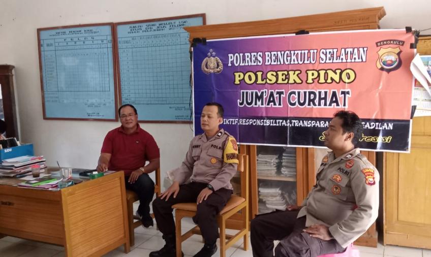 Kapolsek Pino Ngopi Bareng Warga, Terima Curhatan dalam Rangka Jumat Curhat
