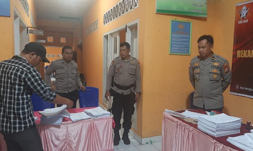 Pamatwil dan Kapolsek Pino Laksanakan Pengamanan Rekapitulasi Penghitungan Suara di PPK Ulu Manna 