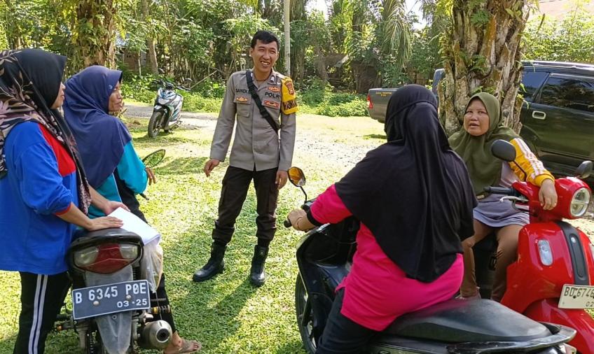 Sampaikan Imbauan, Bhabinkamtibmas Polsek Manna Sambang Warga di Desa Kuripan 