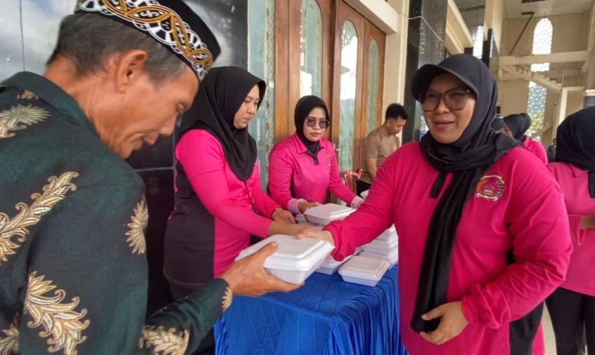 Bhayangkari Cabang Lebong Gelar Jumat Berkah di Masjid Agung Sultan Abdullah