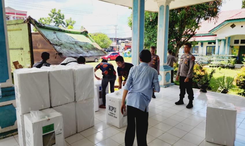 Personel Polsek Gading Cempaka Lakukan Pengamanan Logistik dan Pelaksanaan Rapat Pleno