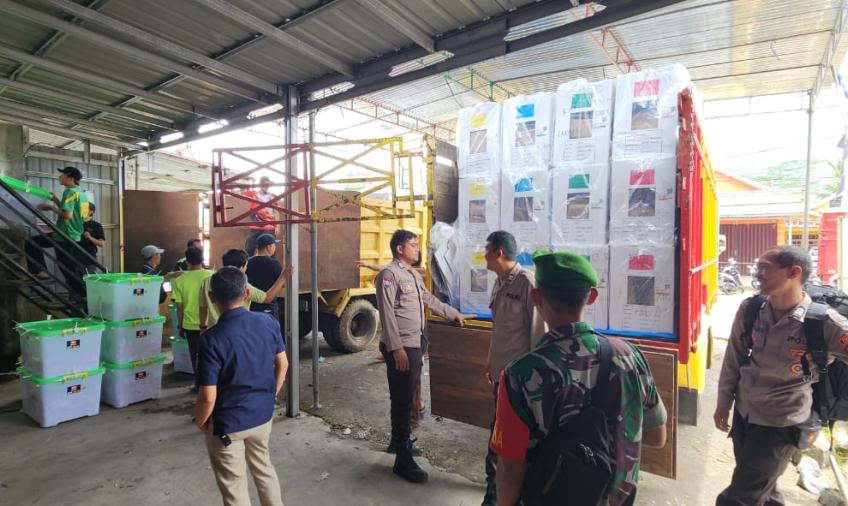 Polisi Kawal Arus Balik Logistik Pemilu dari PPK Lebong Utara ke KPU Lebong
