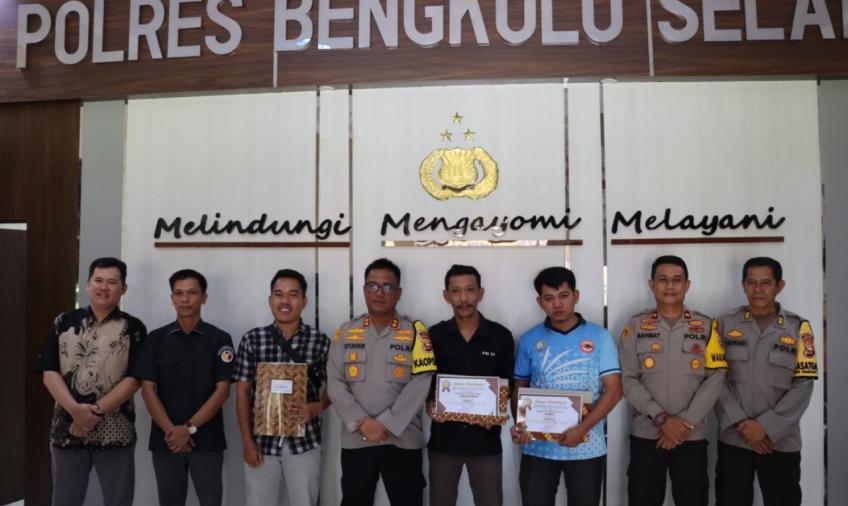Apresiasi Karya para Jurnalis, Kapolres BS Berikan Hadiah ke Pemenang Lomba Penulisan Artikel HPN