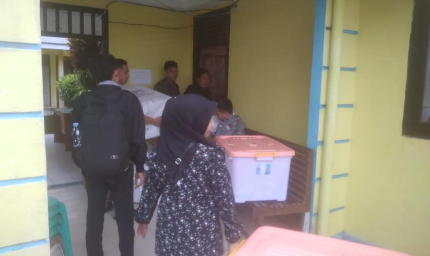 Rapat Pleno Rekapitulasi Penghitungan Suara Pemilu 2024 di PPK Manna Dilakukan Pengamanan Ketat oleh Polisi