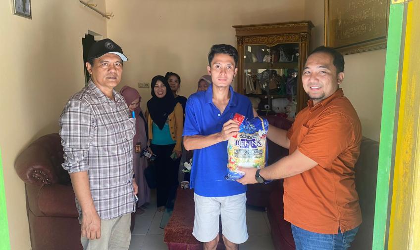 Sat Intelkam Polres Seluma Sambangi Petugas KPPS yang Tertimpa Musibah, Berikan Santunan
