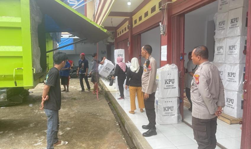 Personel Polsek Ratu Agung Berikan Pengamanan dan Monitoring Penandatanganan Berita Acara Hasil Perhitungan Suara Pemilu 2024 