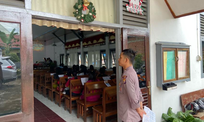 Personel Polsek Lebong Utara Laksanakan Pengamanan di Gereja GKII Muara Aman